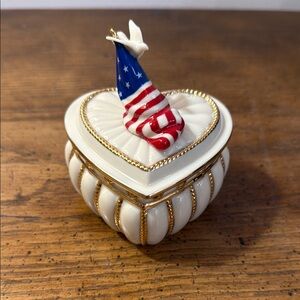 Elegant Lenox Heart-Shaped Sentiment Box with Gold Accents - Freedom